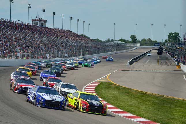 ワールドワイドテクノロジーレースウェイのターン1に突入するNASCARカップシリーズフィールド